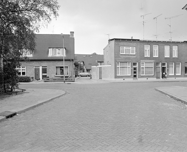 882554 Gezicht op de voorgevels van woningen aan de Everard Zoudenbalchstraat te Utrecht, vanuit de Paulus van Vianenstraat.
